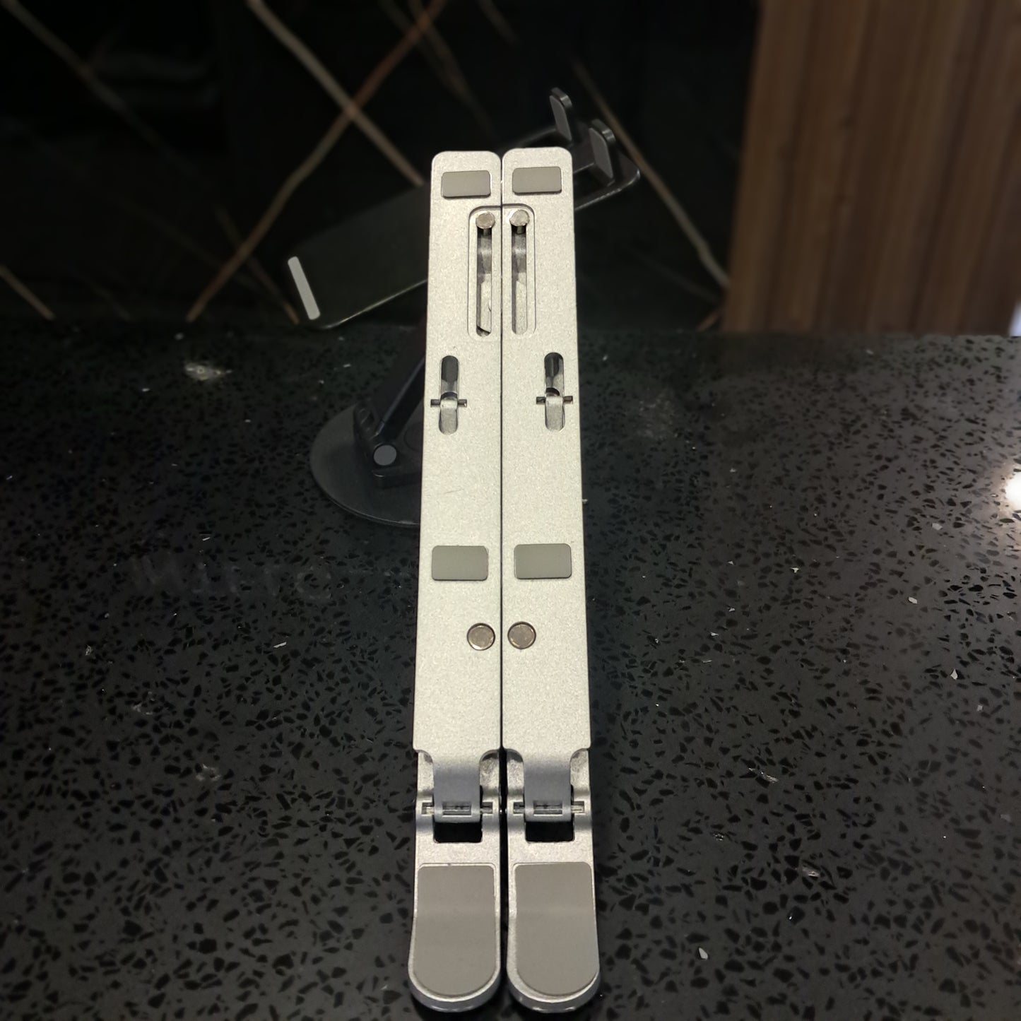 Soporte de aluminio para portátil.