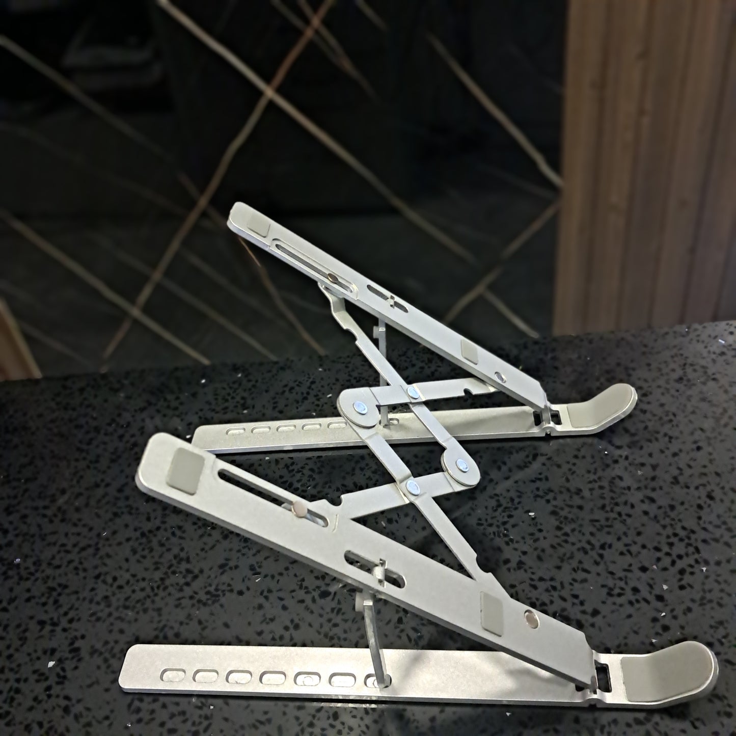 Soporte de aluminio para portátil.