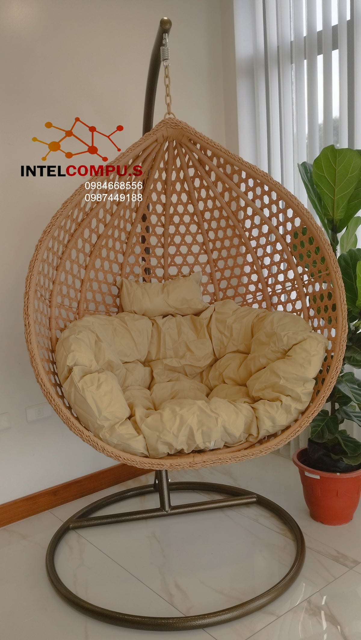 Silla colgante de ratan color beige