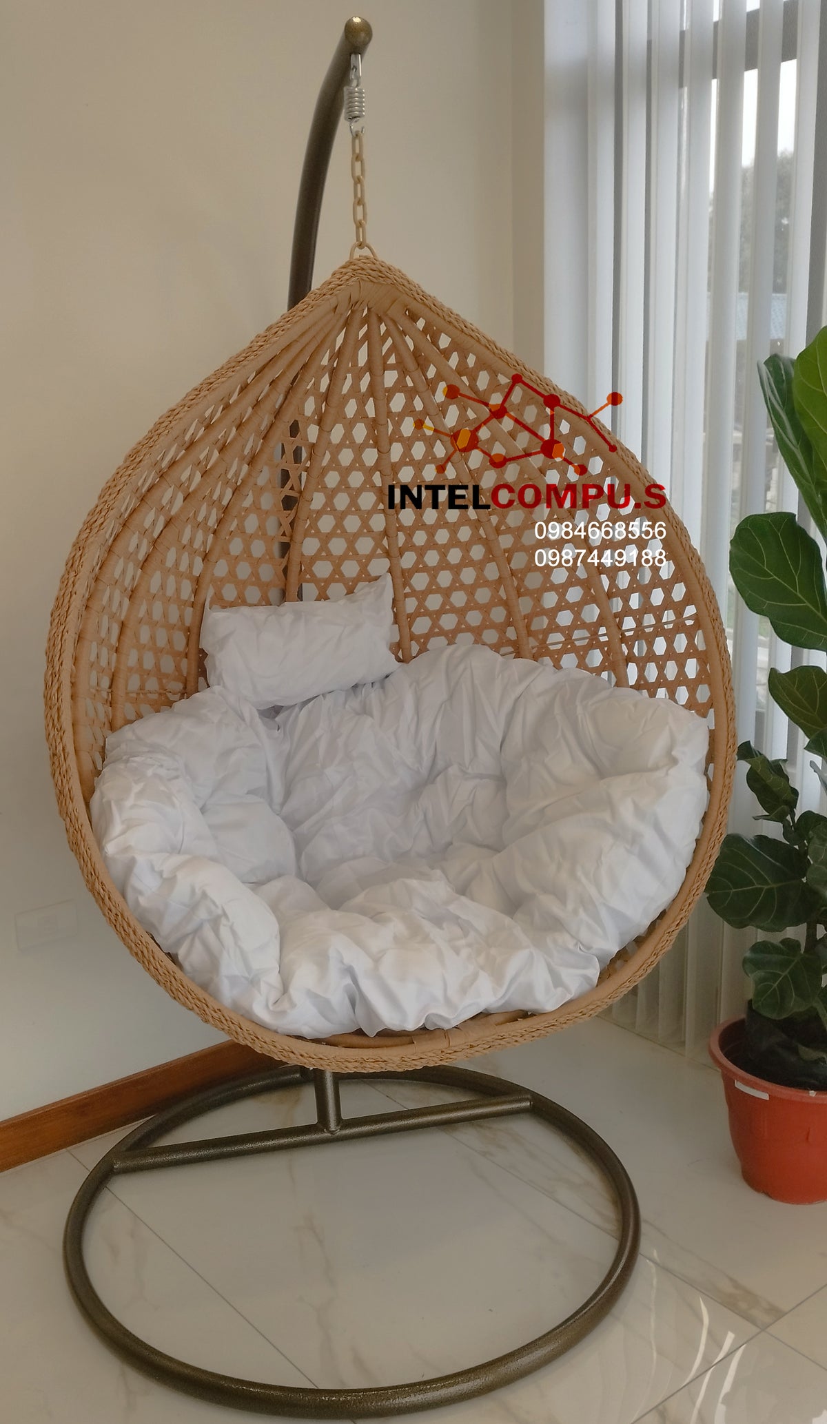 Silla colgante de ratan color beige