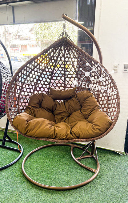 Silla colgante elaborada con estructura de acero y ratán cafe