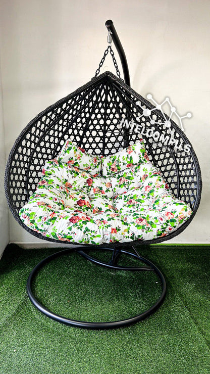 Silla colgante elaborada con estructura de acero y ratán