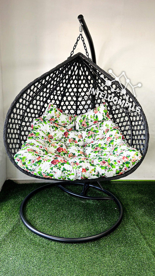 Silla colgante elaborada con estructura de acero y ratán