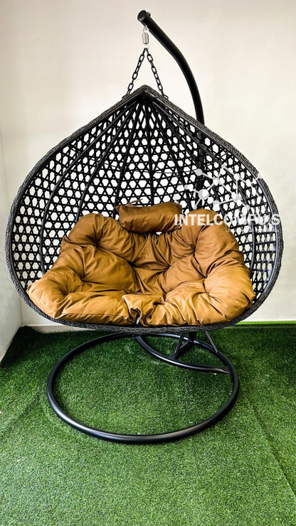 Silla colgante elaborada con estructura de acero y ratán
