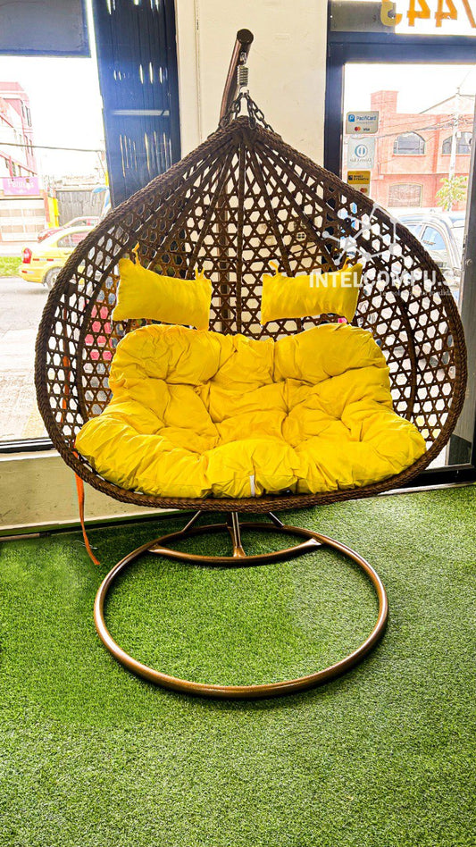Silla colgante elaborada con estructura de acero y ratán cafe