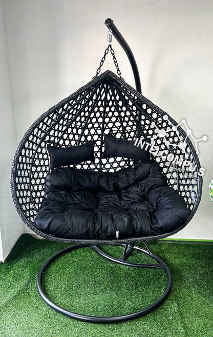 Silla colgante elaborada con estructura de acero y ratán