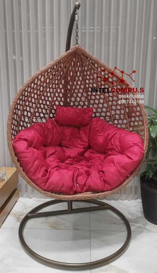 Silla colgante de ratán color cafe.